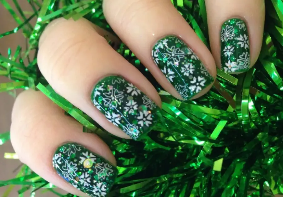 Nail art verde de Anul Nou